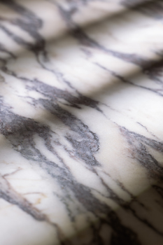 Sapienstone a Feria Hábitat Valencia 2025 Fior di Viola 4D: la ceramica come alta moda nello spazio Pinknic di Sigfrido Serra
