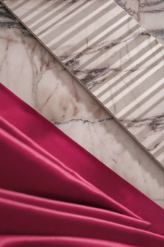 Sapienstone a Feria Hábitat Valencia 2025 Fior di Viola 4D: la ceramica come alta moda nello spazio Pinknic di Sigfrido Serra