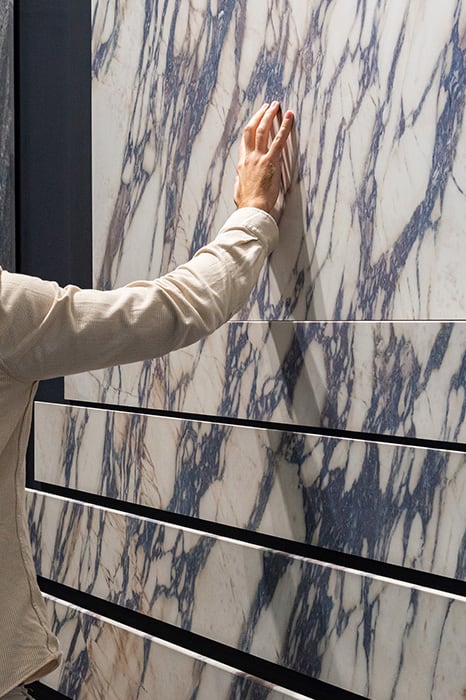 Sapienstone presenta a Interzum 2025 le sue superfici ceramiche per il settore del mobile