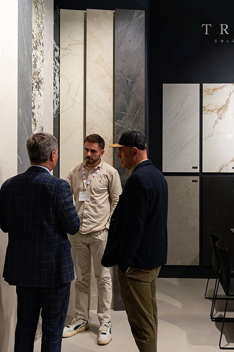 Sapienstone presenta a Interzum 2025 le sue superfici ceramiche per il settore del mobile