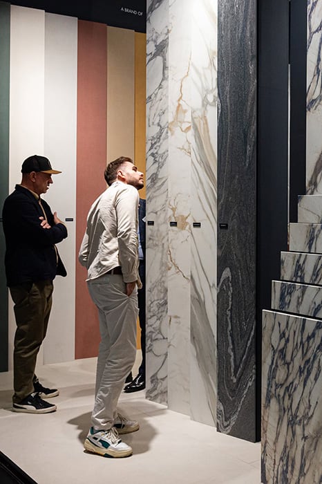 Sapienstone presenta a Interzum 2025 le sue superfici ceramiche per il settore del mobile