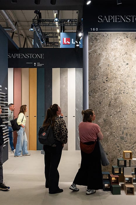 Sapienstone presenta a Interzum 2025 le sue superfici ceramiche per il settore del mobile