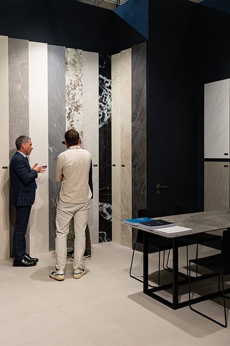 Sapienstone presenta a Interzum 2025 le sue superfici ceramiche per il settore del mobile
