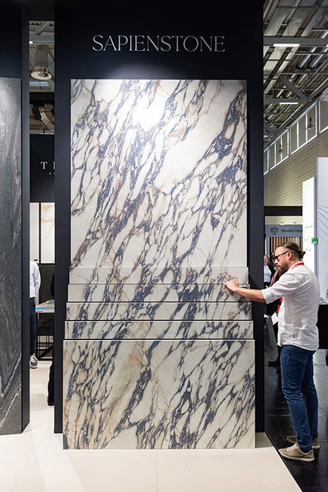 Sapienstone presenta a Interzum 2025 le sue superfici ceramiche per il settore del mobile