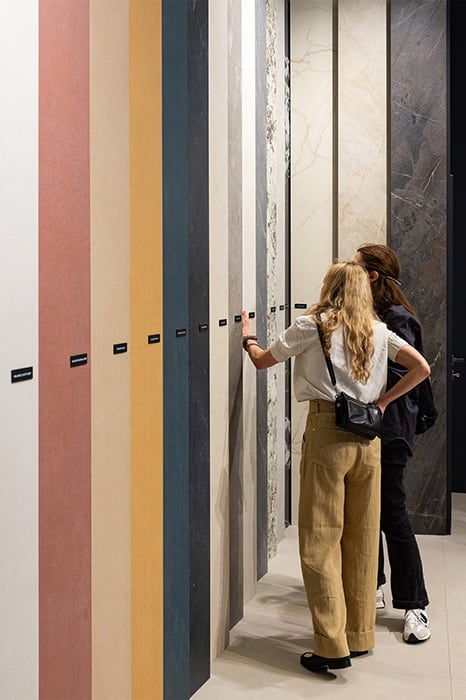 Sapienstone presenta a Interzum 2025 le sue superfici ceramiche per il settore del mobile