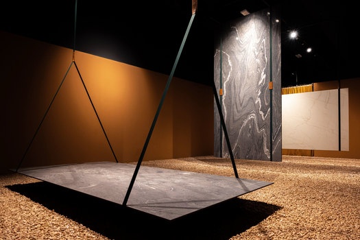 Cersaie 2025: Sapienstone rinnova lo showroom con una sala dedicata a “Dress Code” e presenta “Mater”, un nuovo spazio espositivo.