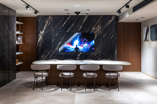 Cersaie 2025: Sapienstone rinnova lo showroom con una sala dedicata a “Dress Code” e presenta “Mater”, un nuovo spazio espositivo.