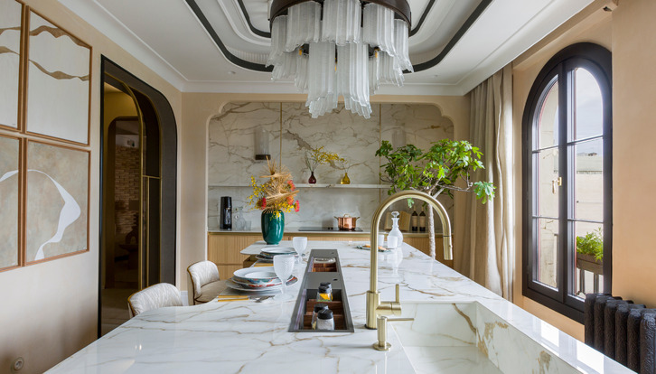 Isola cucina bianca con piano in gres porcellanato Calacatta Macchia Vecchia SapienStone. Spazio 43 Casa Decor 2022