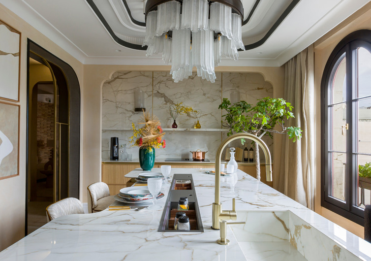 Isola cucina bianca con piano in gres porcellanato Calacatta Macchia Vecchia SapienStone. Spazio 43 Casa Decor 2022