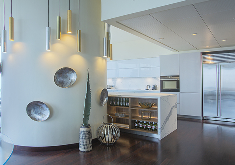 SapienStone isola cucina personalizzata con top gres effetto marmo Calacatta Statuario