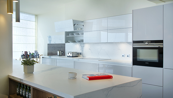 SapienStone isola cucina personalizzata con tavolo piano in gres effetto marmo Calacatta Statuario