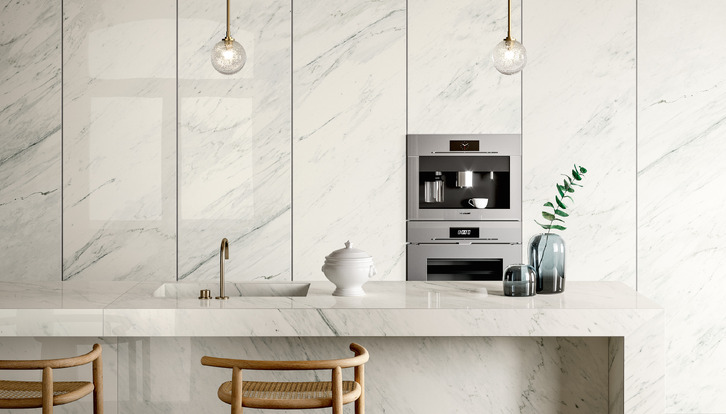 top in gres porcellanato effetto marmo Premium White SapienStone per isola cucina aperta