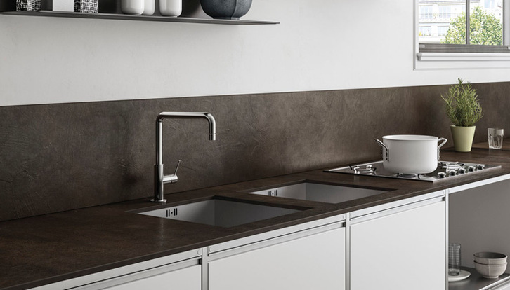 top cucina nero opaco Urban Antracite SapienStone, finitura naturale e tocco sofisticato.