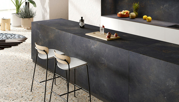 top cucina nero brillantinato Black Diamond di SapienStone con effetti metallici oro e bronzo.