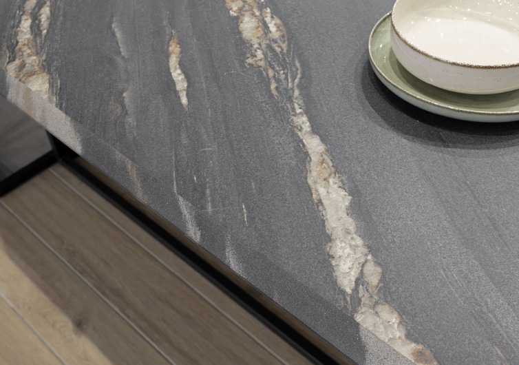 Trend cucina 2023 SapienStone top cucina in gres effetto marmo nero