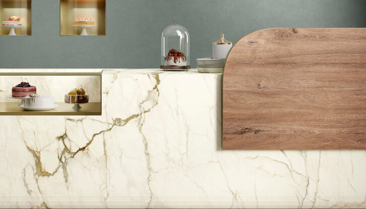 abbinamento effetto legno e marmo cucina moderna
